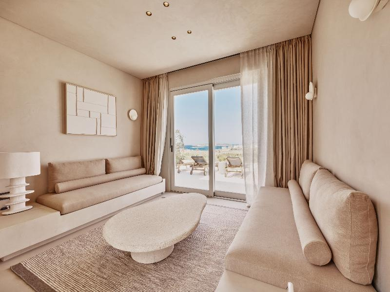 Grand Family room with balcony