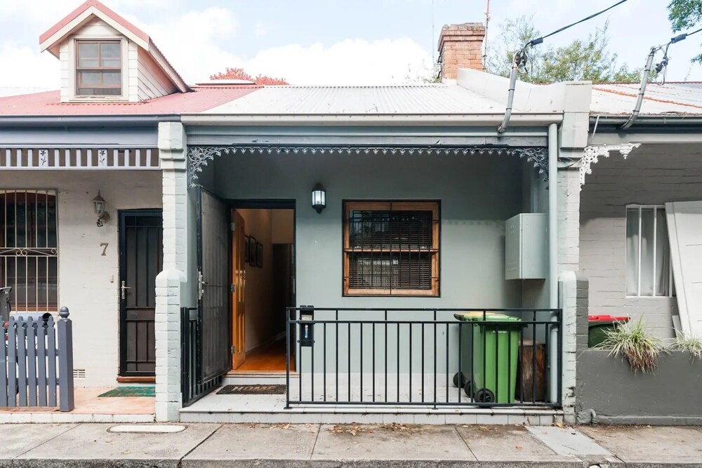 Quiet Terrace Townhouse on the City Fringe