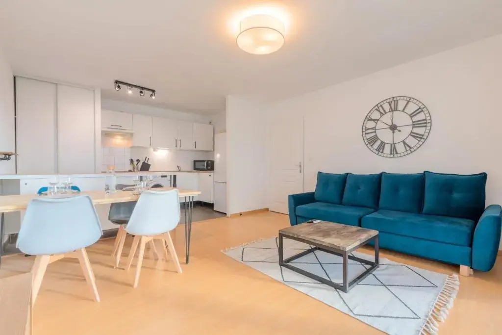 La Madeleine - Nice spacious apartment with parking and balcony!