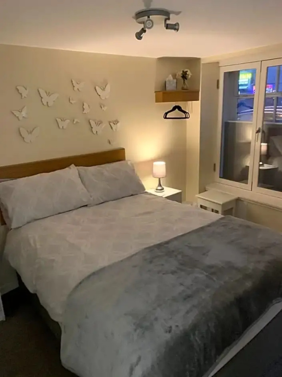 Deluxe Double room (full double bed)