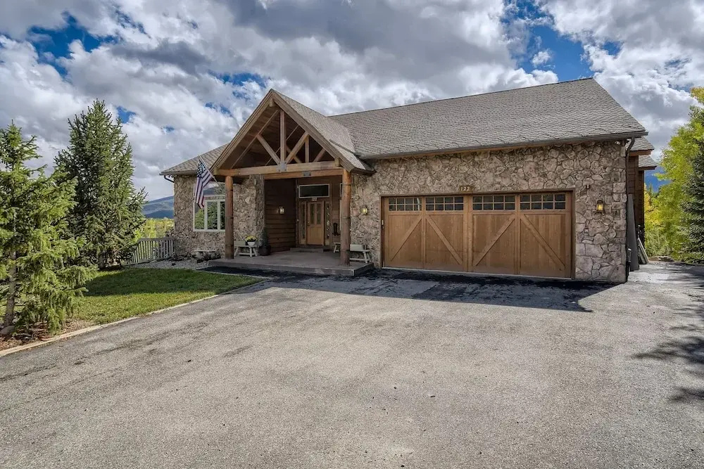 Family Mountain Home, Sleeps Up To 12, Private Hot Tub! 4 Bedroom Home by RedAwning
