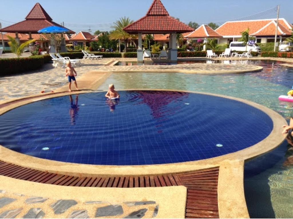 Коттедж с 3 комнатами в Sea Breeze House