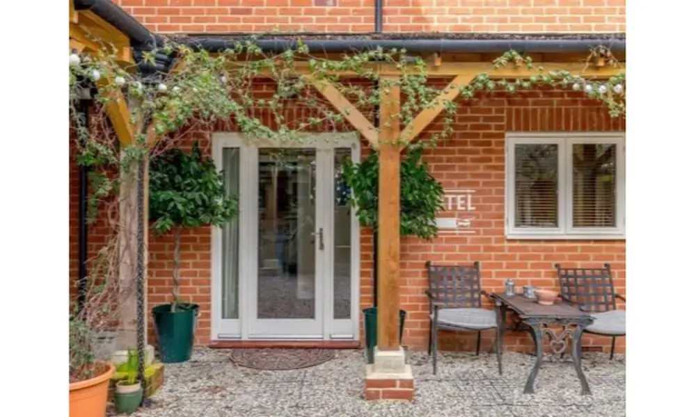 2 Bedrooms Apartment with courtyard view