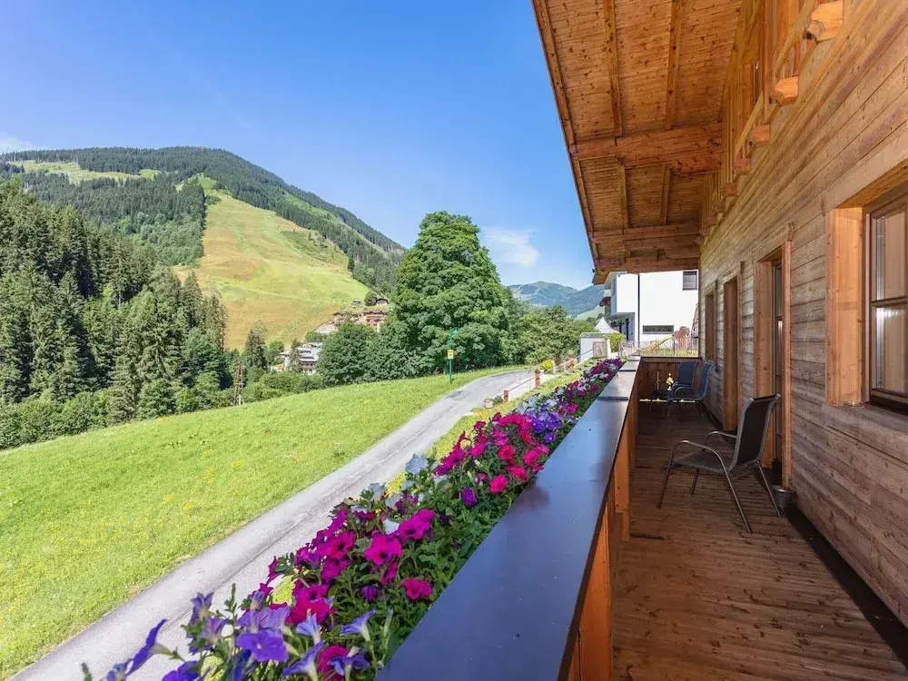 Elegant Apartment Near the ski bus