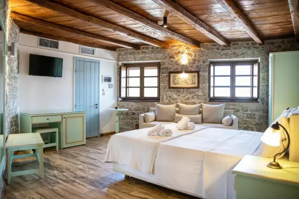 Deluxe Double room (full double bed)