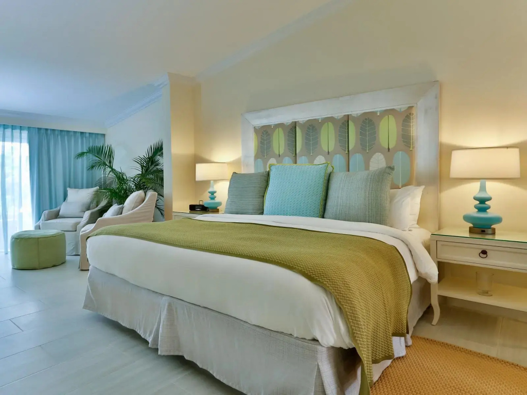 Suite with pool view