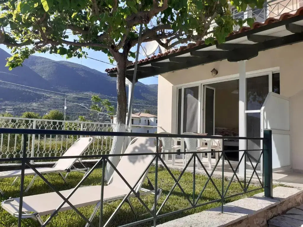Standard Quadruple room with garden view