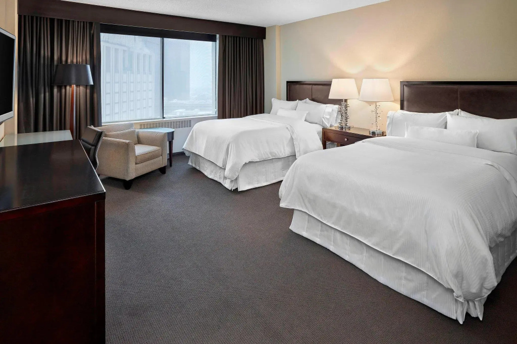 Standard Quadruple room with city view