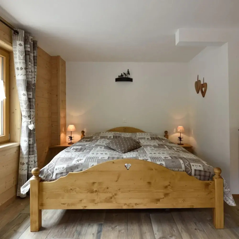 豪華雙人房，設有露台及大床