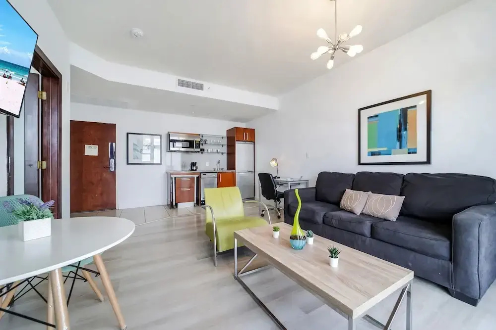 Executive Double Suite with balcony and with partial ocean view (full double bed)