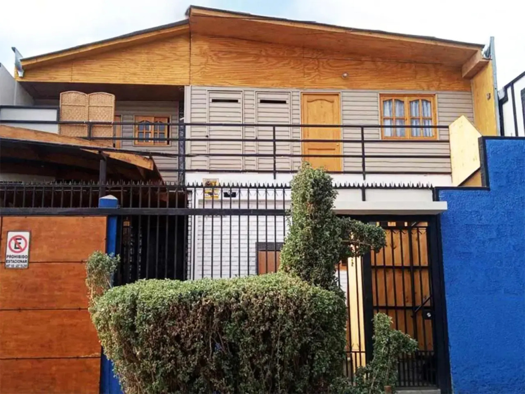 Un lugar encantador con una pequeña terraza