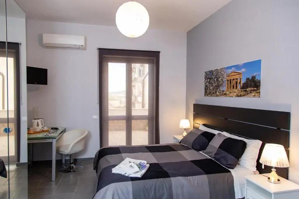 Deluxe Double room (full double bed)