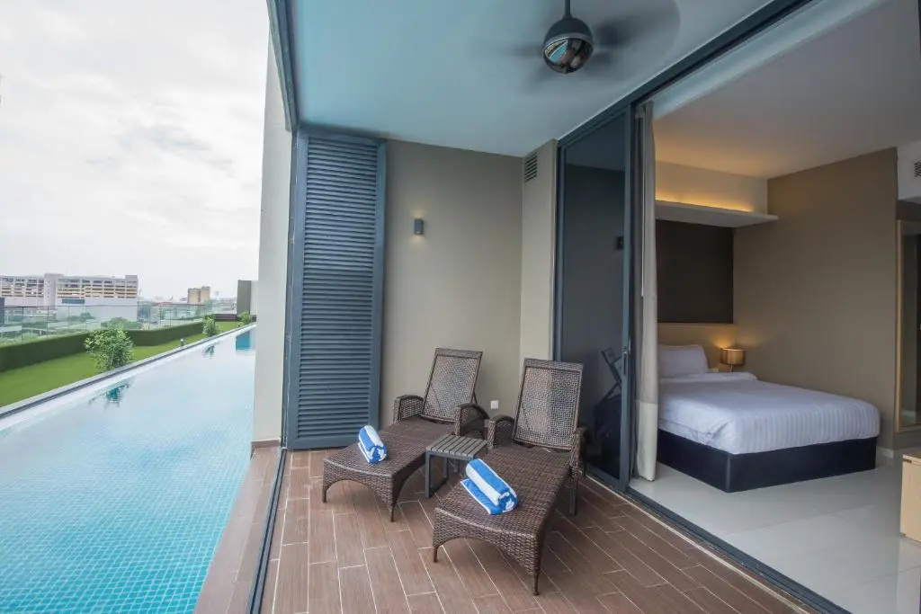 Suite with pool view