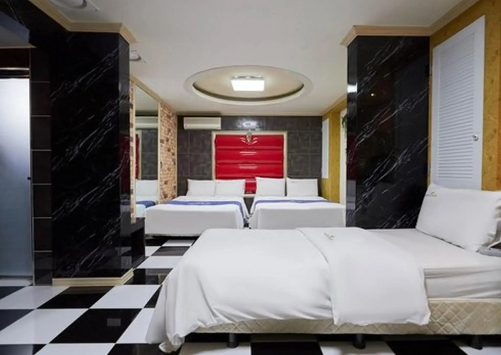 Deluxe Double Suite (full double bed)