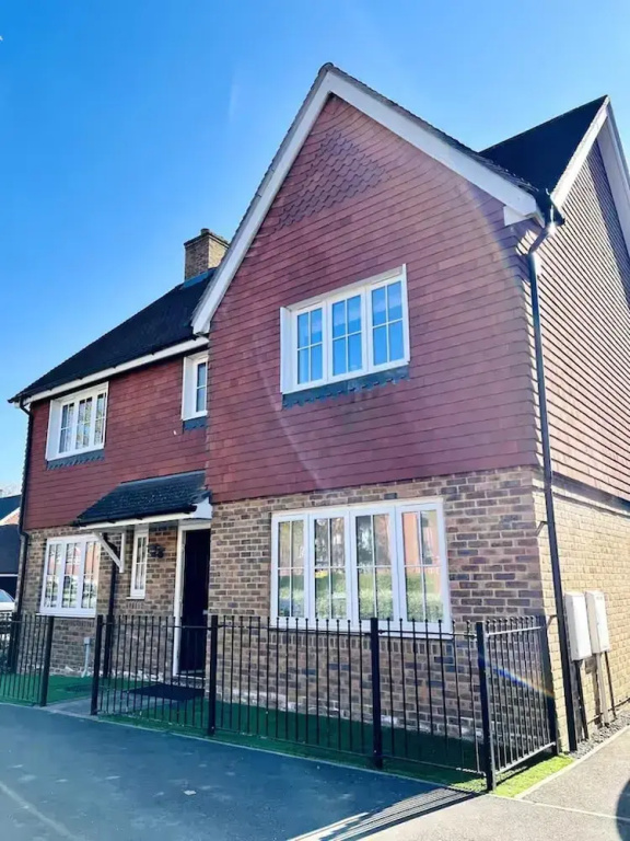 Horley Hideaway - 4 Bedroom House- Sleeps 7