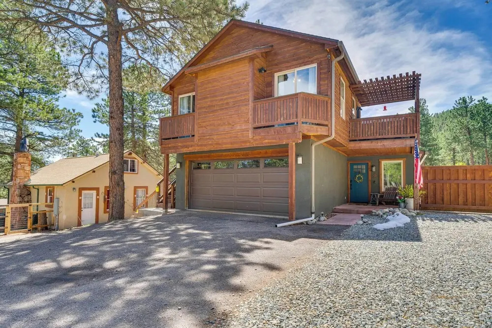 Woodland Park Apartment: Forest Views + Deck!