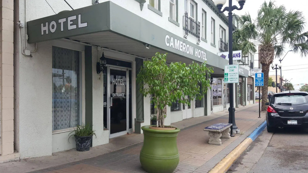 OYO Historic Cameron Hotel Brownsville I-69E