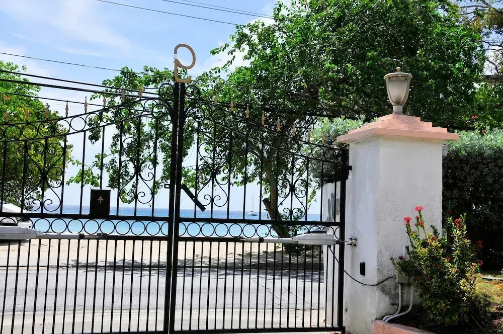 Welcome to the Unpretentious and Breezy Graceville, Steps Away From the Beach - фото 17