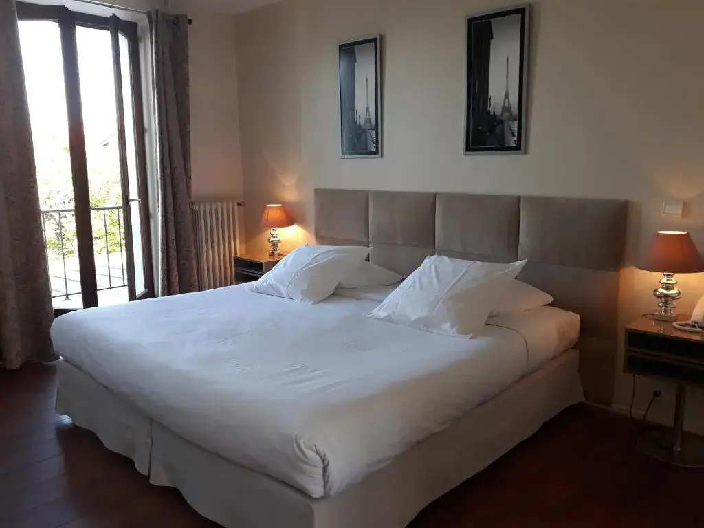 Superior Double room with balcony (full double bed)