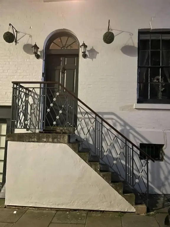 5 Bed House - Sleeps 12 - Pets - Parking