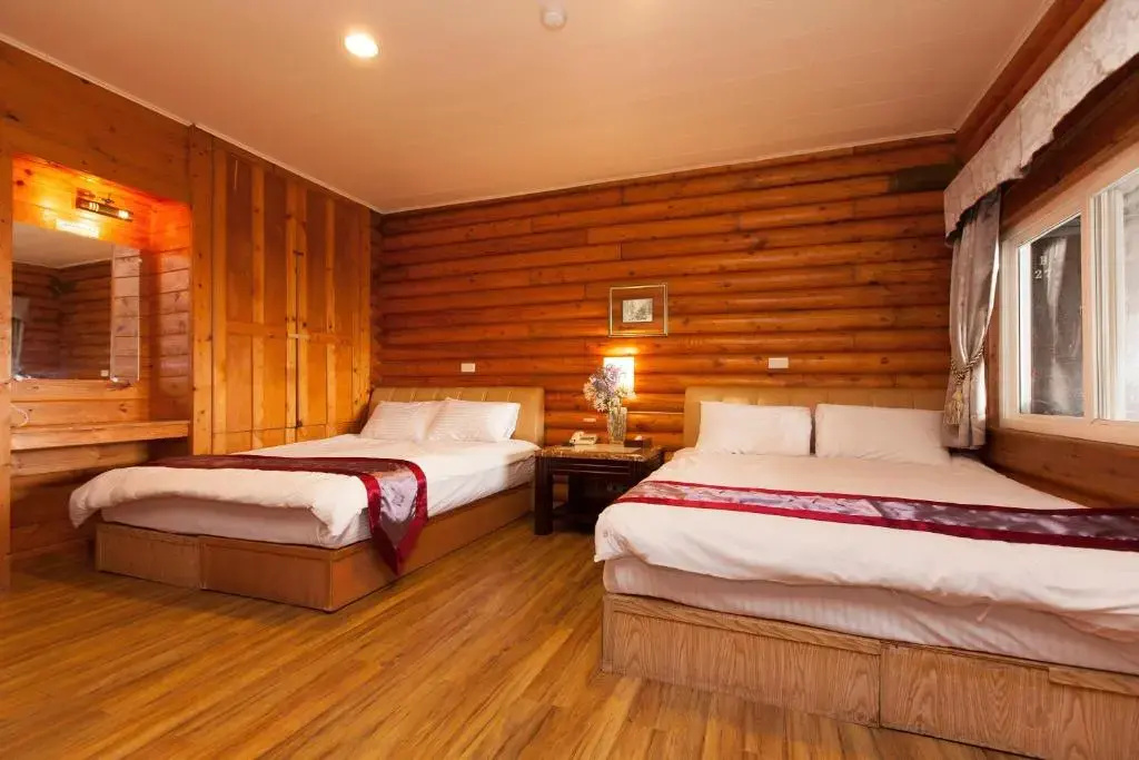Standard Quadruple room with lake view
