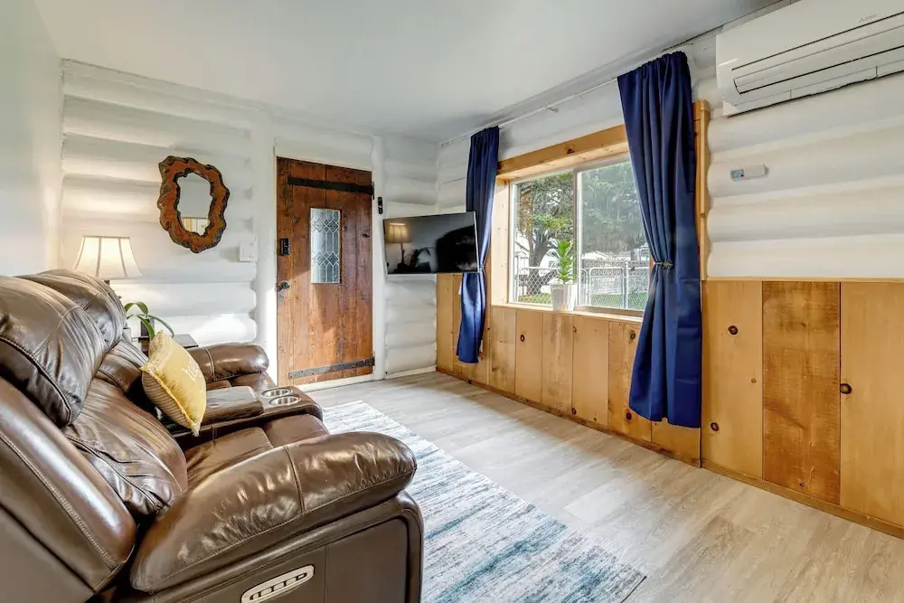 Unique Dog-friendly Log Cabin: Short Walk to Ocean — фото 2