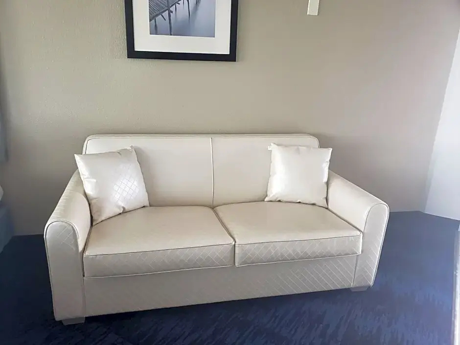 Deluxe Double Suite (full double bed)