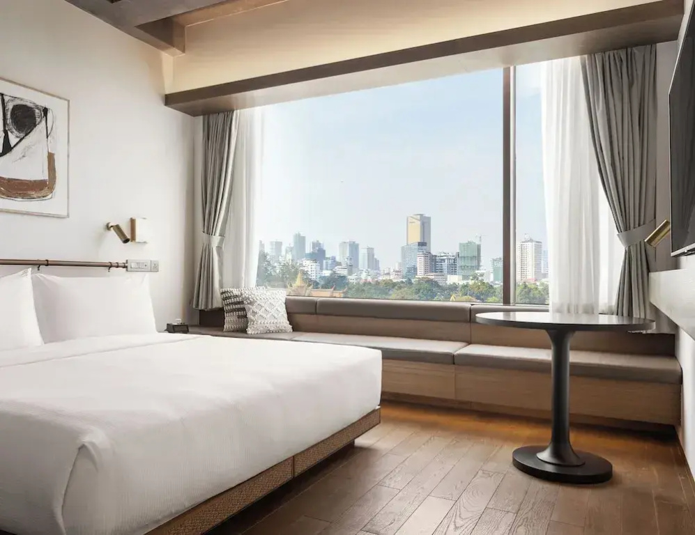 Deluxe Double room with city view (full double bed)