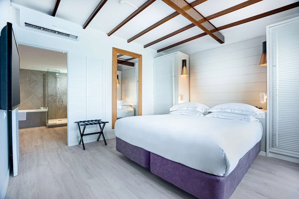 Double Overwater Bungalow (full double bed)