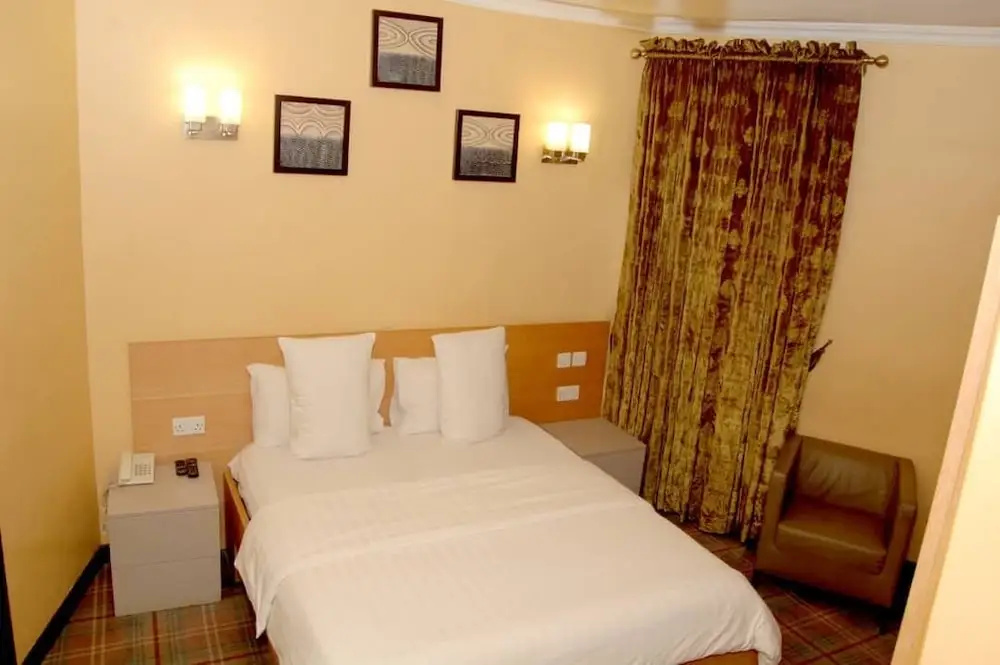 Kriscourt Hotel