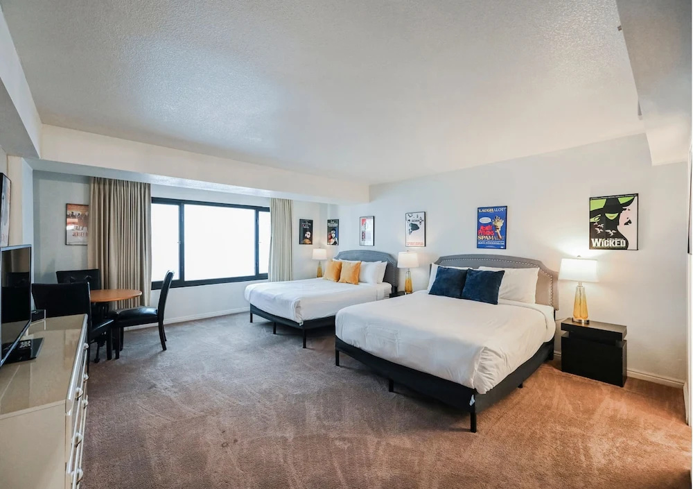 StripViewSuites at Jockey Club — фото