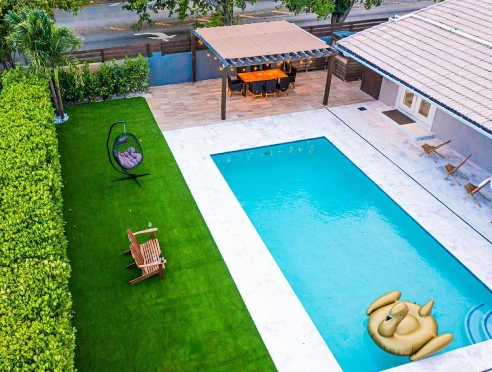 Cozy Villa Grill Mini Golf Pool