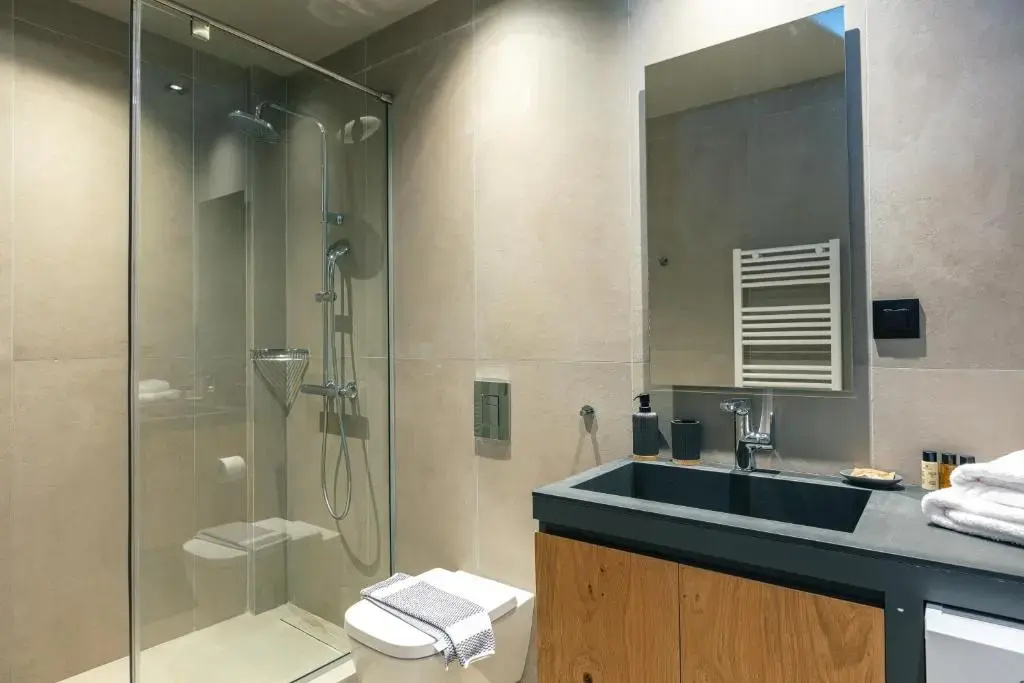 Deluxe Double room with partial sea view (full double bed)