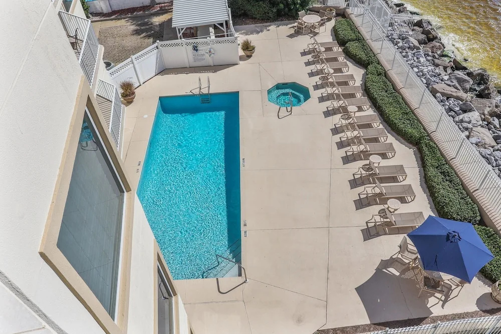 Waterview Yacht Club 532 is a 3 BR with Stunning views of the Pass by RedAwning