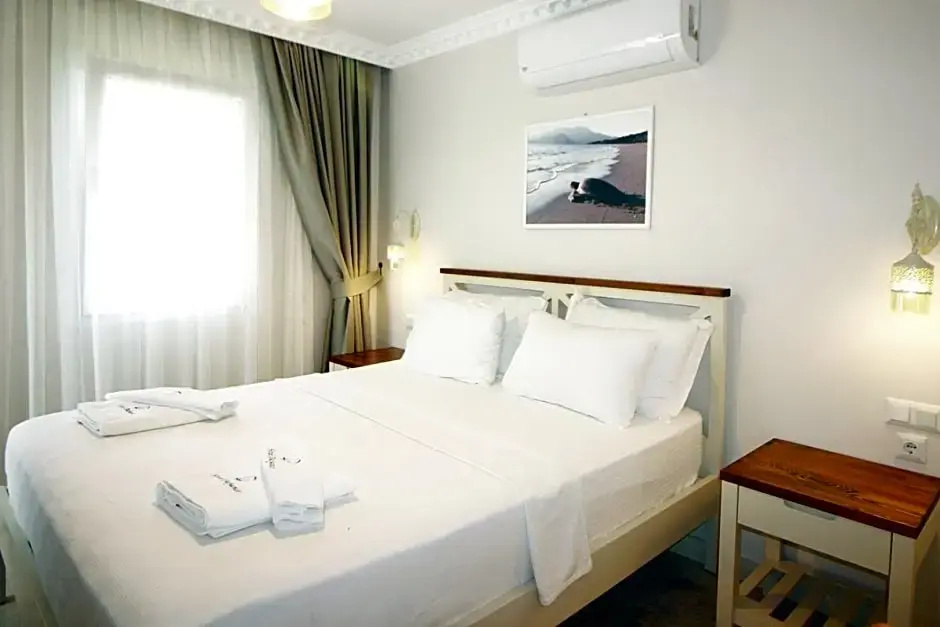 Deluxe room with balcony and with pool view