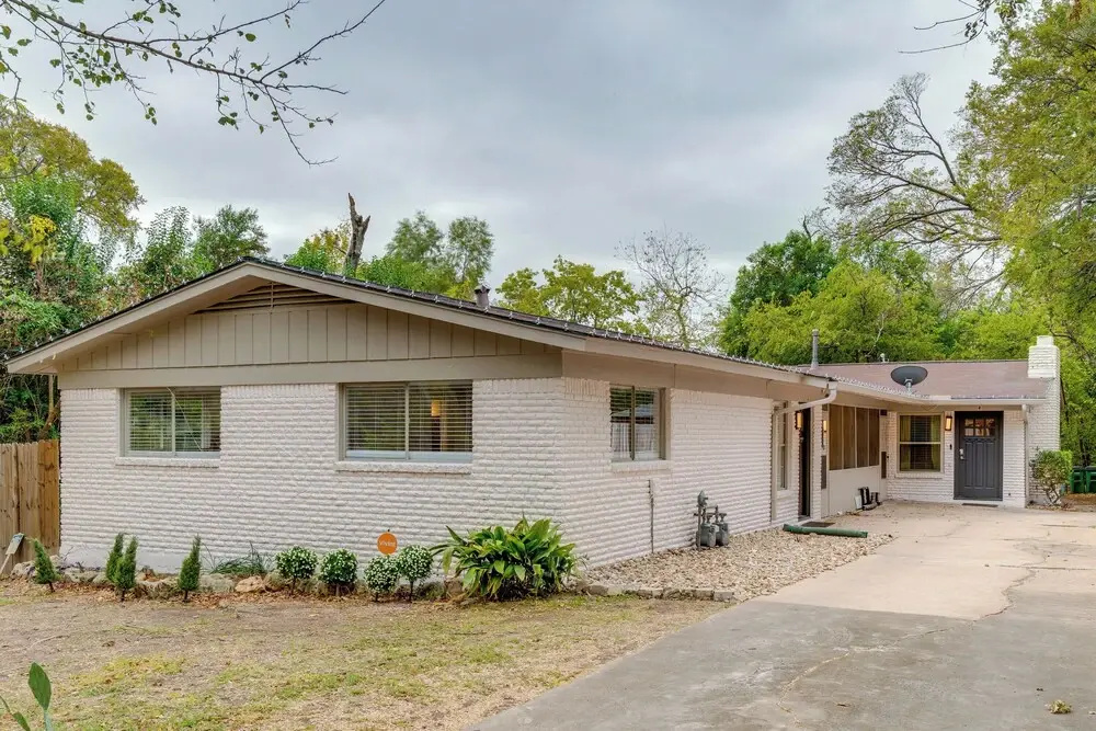 Walk to UT Austin! Charming Duplex w/ Game Room