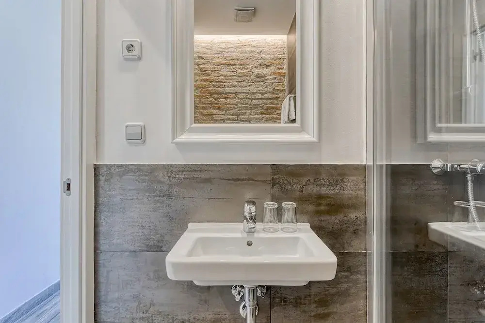 Premium Double room with courtyard view (full double bed)