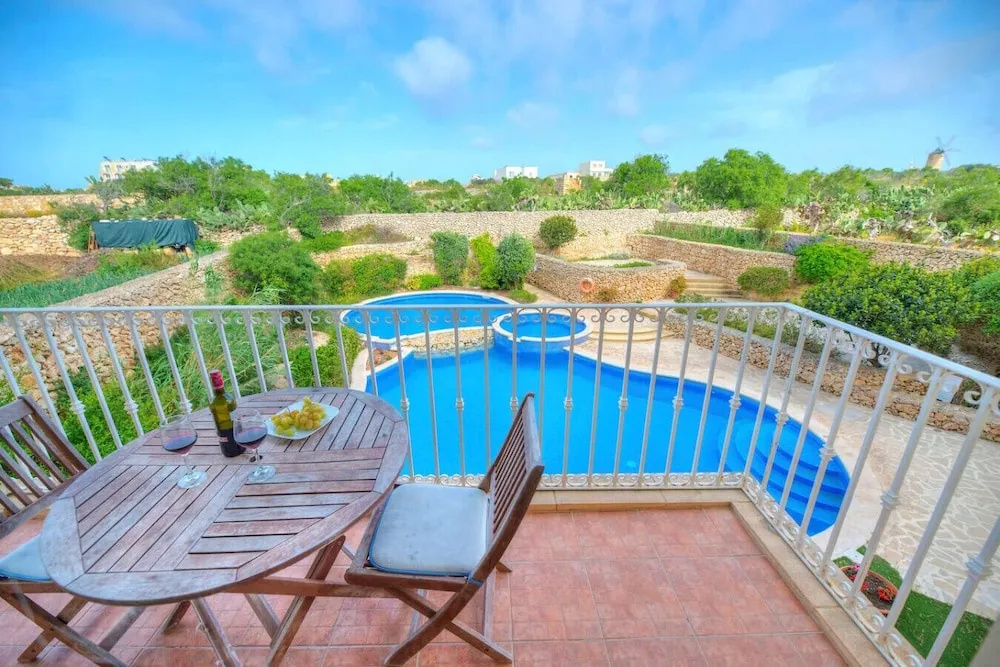 Spacious Apartment With Pool in Misrah Simar Qala