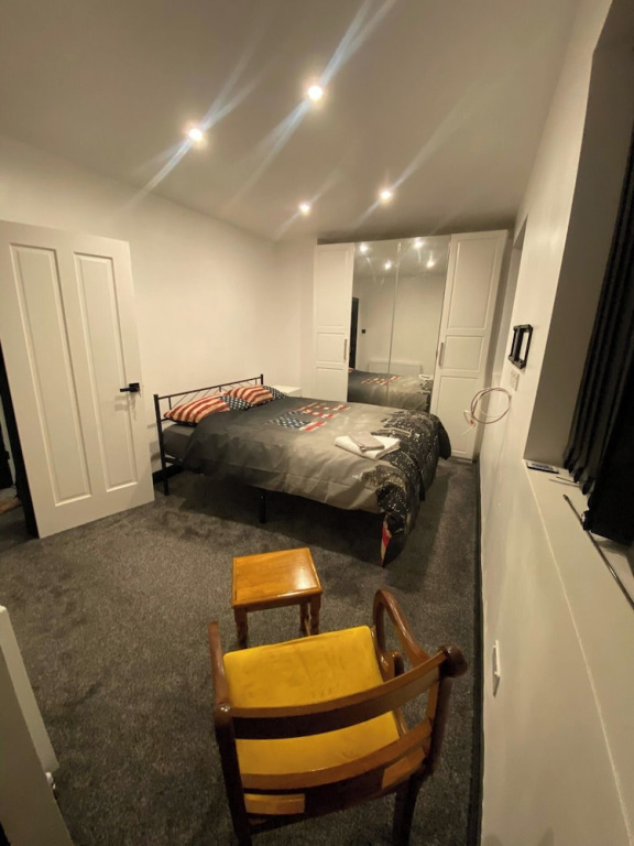 2 Bed House - Sleeps 4 - Garden - Parking - Wifi