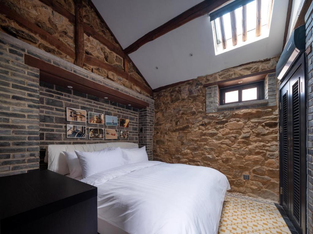 Brickyard Retreat at Mutianyu Great Wall by null