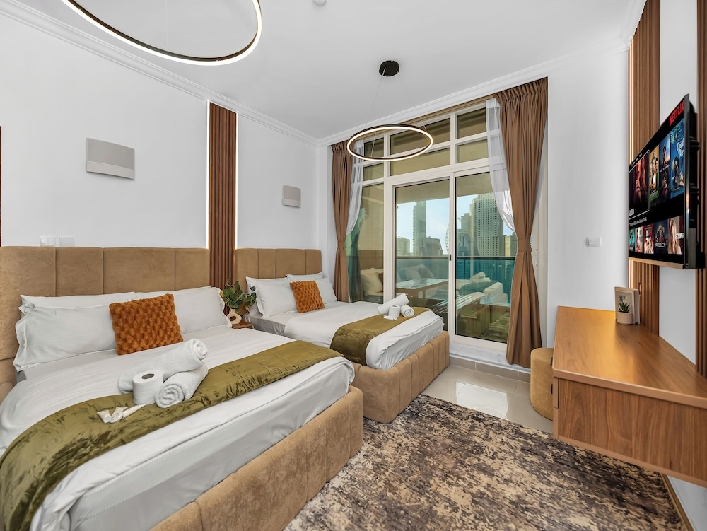 Centric Flat with Marina View — 4