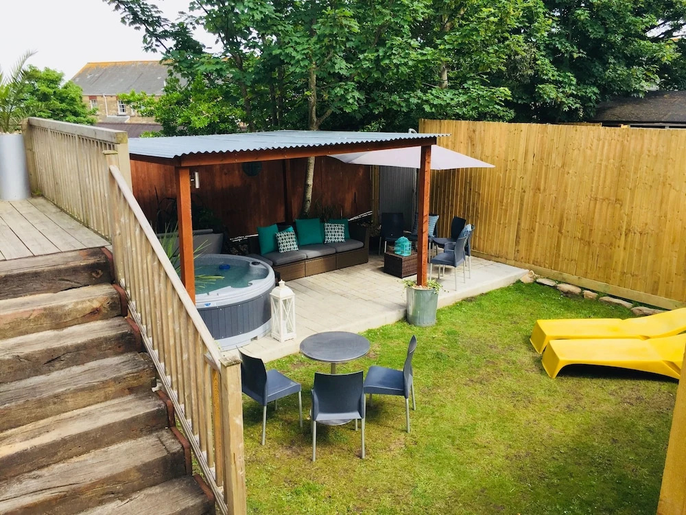 8 Bedroom Beach House, in Bournemouth and hot tub