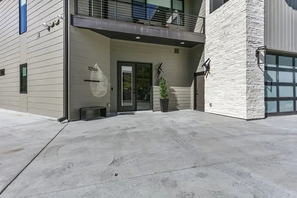 9005B - Luxury Two Bedroom + Den 2 Home