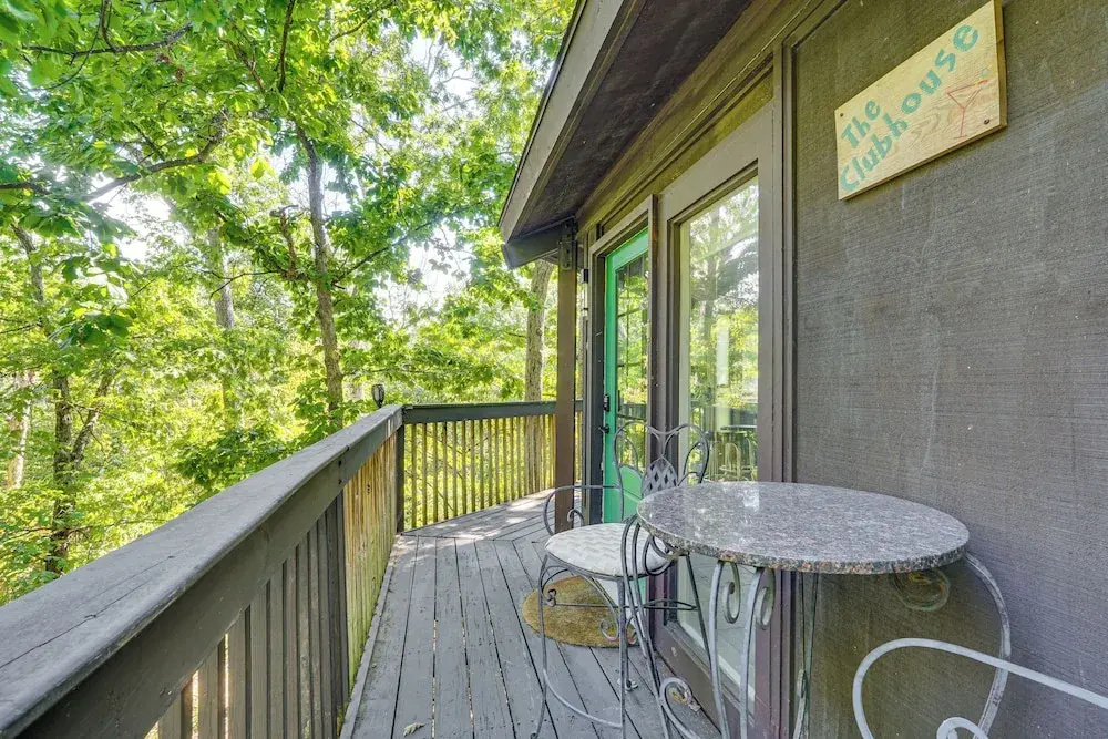 Unique Treehouse Hideaway Near Lake of the Ozarks