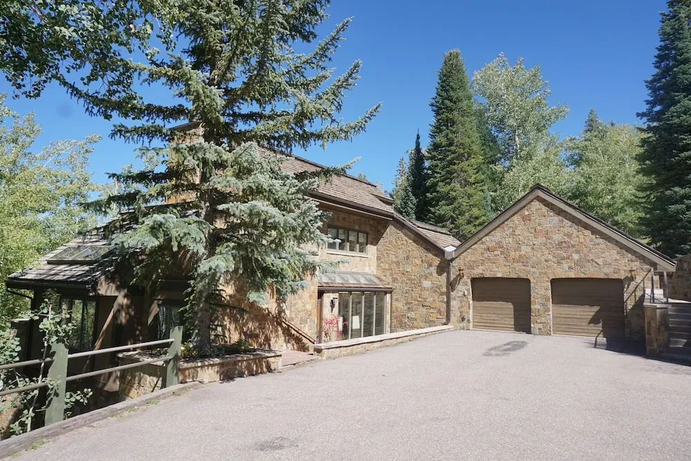 Large Wood Run 6 Bedroom Ski-in / Ski-out Access Home by RedAwning