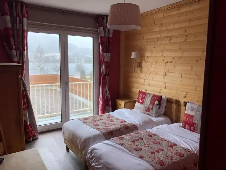 Standard Double room with lake view (twin beds)