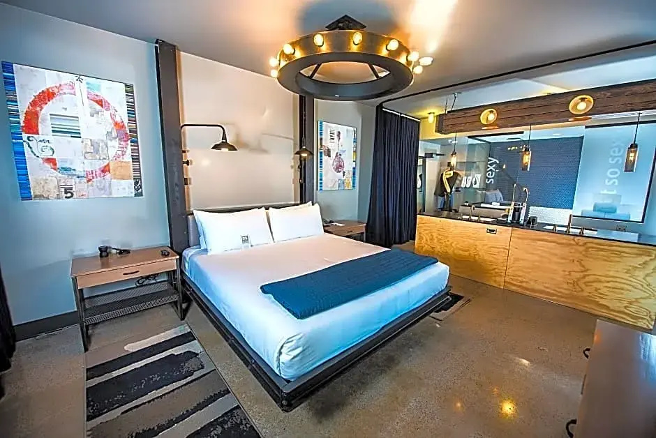 Double Suite with balcony (full double bed)