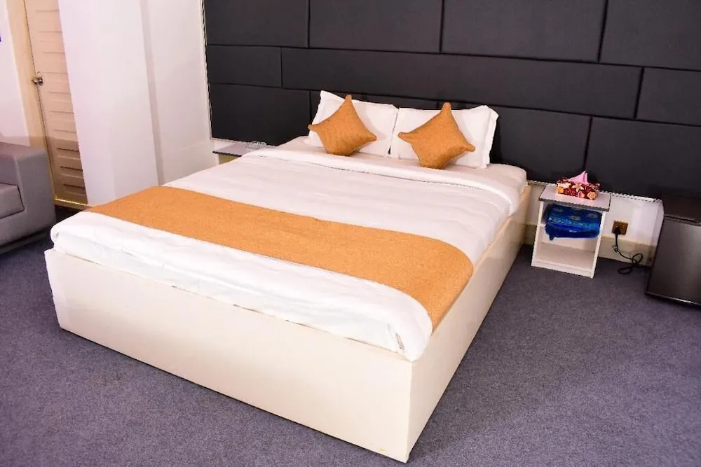 Deluxe Double room with city view (full double bed)
