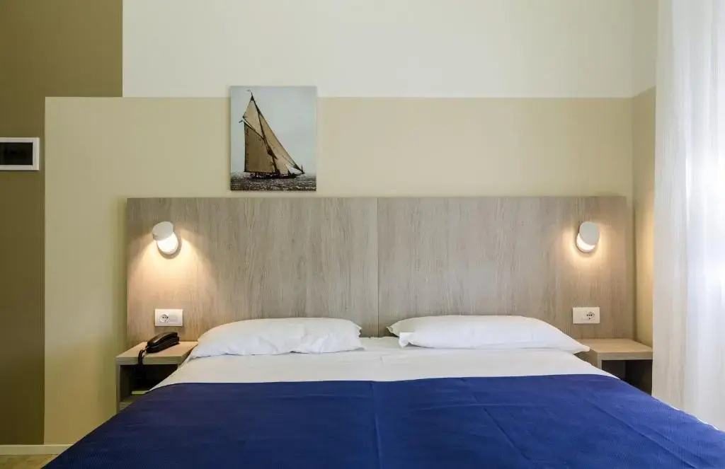 Double room (full double bed)