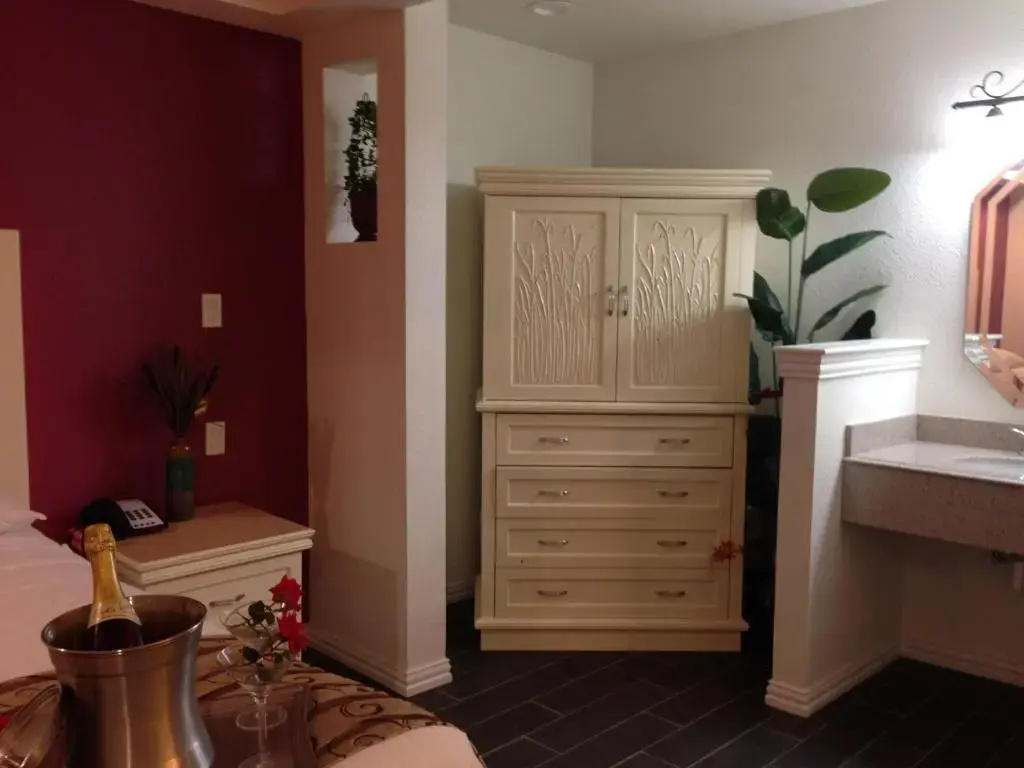 Deluxe Double Suite (full double bed)